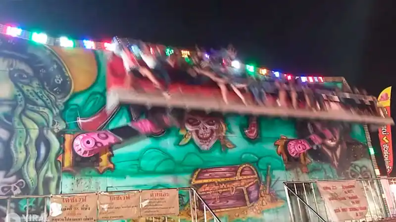 Video: Un juego mecánico tuvo una falla y cinco personas volaron por el aire