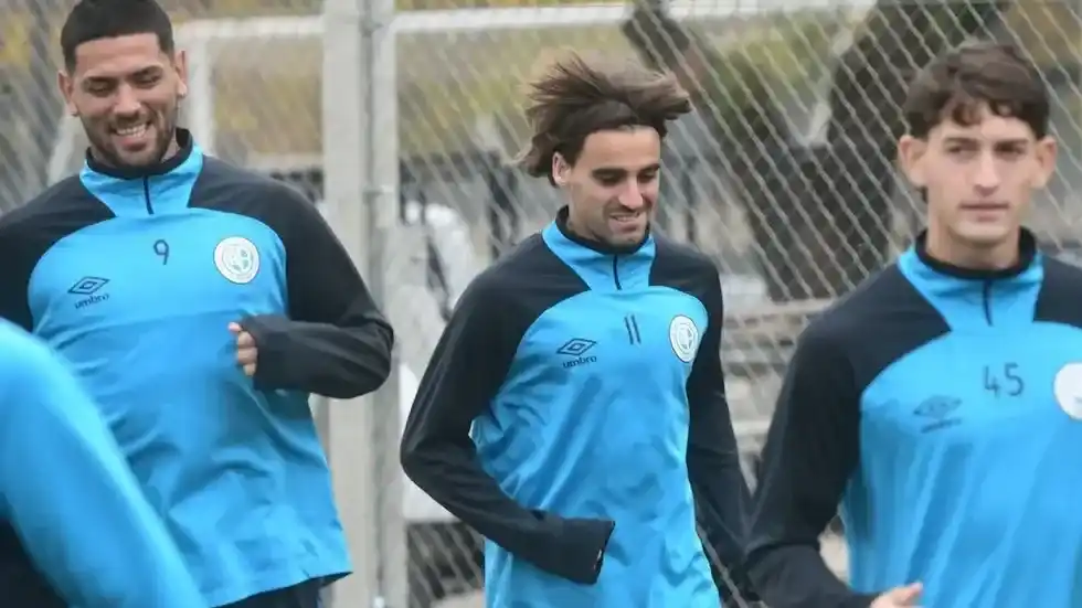 El tandilense González Metilli, entre Passerini y Falcón.