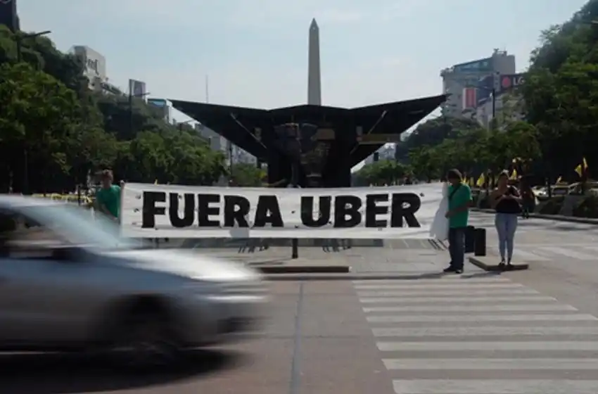 Así actúa la mafia de los taxistas «Caza Uber»