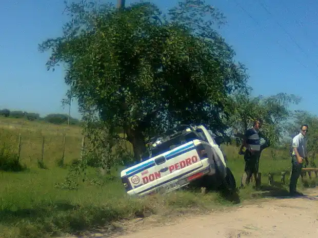Despistó y se llevó por delante la contención de la senda peatonal