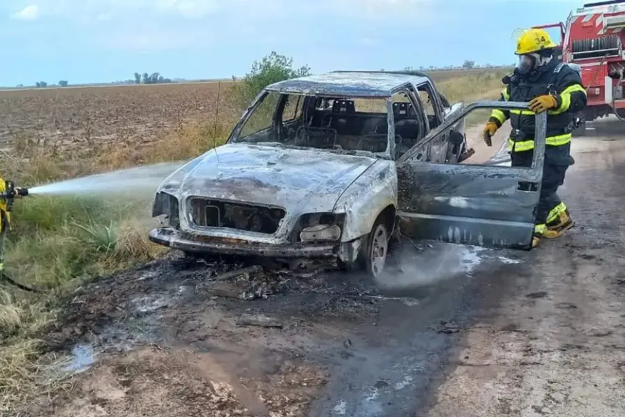 Fuerte incendio en un camino rural