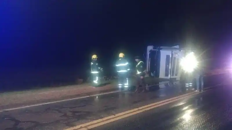 Nuevo accidente de tránsito en la ruta 34: por la condiciones climáticas, un un camión terminó volcando