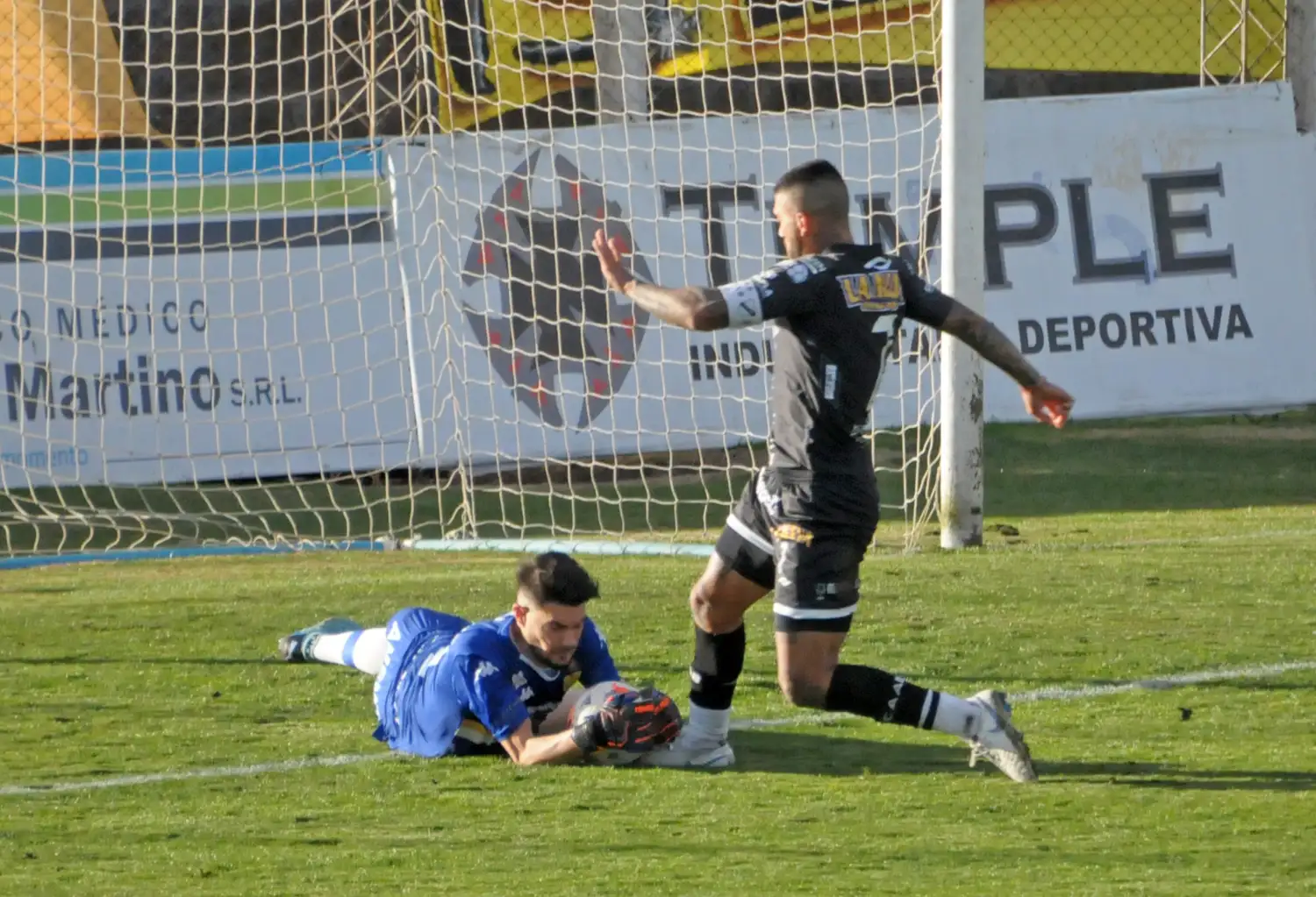 El arquero Avellaneda, controlando abajo en el partido de Santamarina con All Boys.