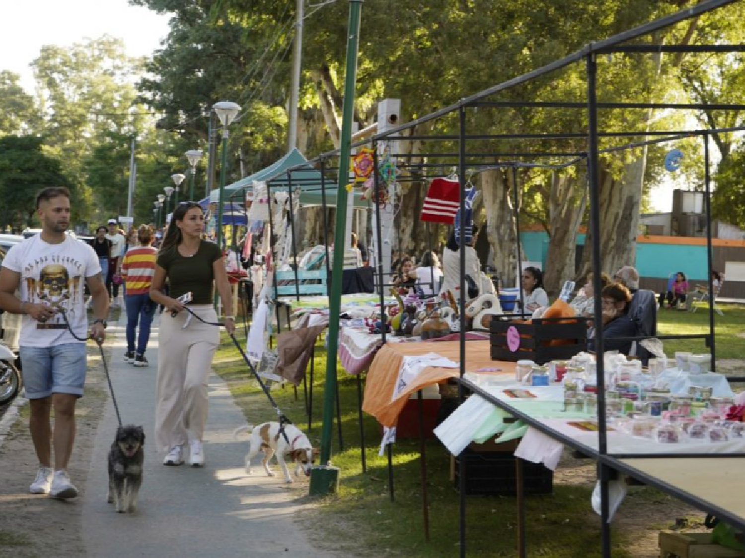 Arroyito: cientos de vecinos y visitantes recorrieron el Paseo de Artesanos