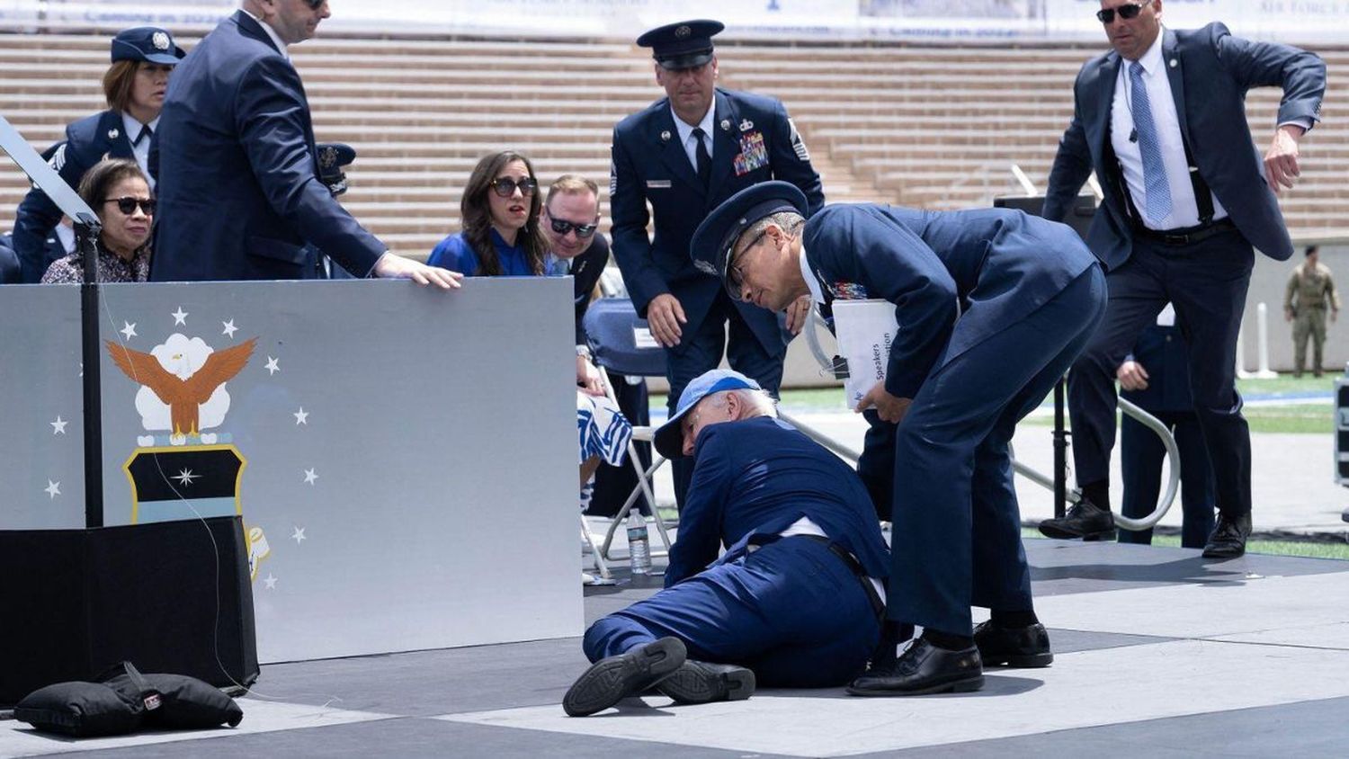 Joe Biden se cae durante un acto oficial (+Video)