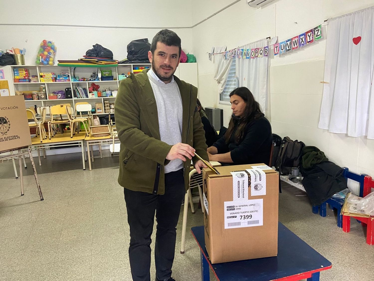El intendente votó en la Escuela N° 6391 “Antártida Argentina”.