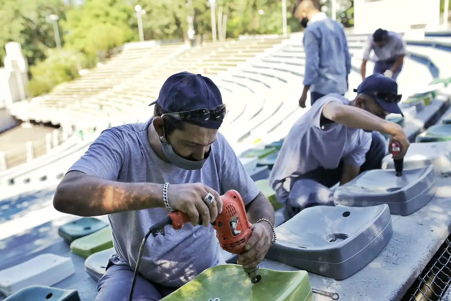 En el anfiteatro del Parque del Sur se colocan butacas