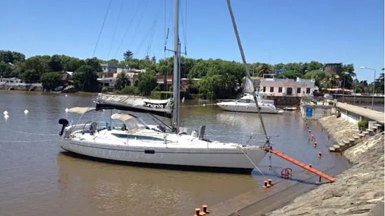 Naufragio en Brasil: Avión divisó objetos que podrían ser del velero perdido