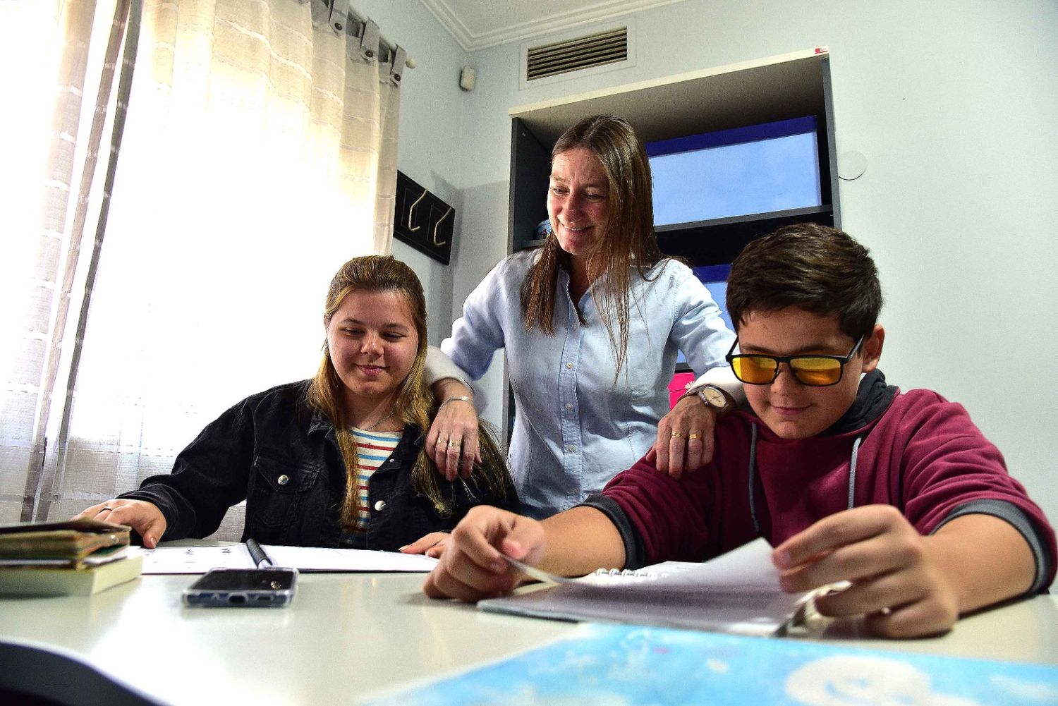 Angi y Mateo avanzan en su aprendizaje. Junto a su psicopedagoga Silvana Busato aprendieron herramientas para mejorar y controlar las dificultades que les provoca la dislexia.