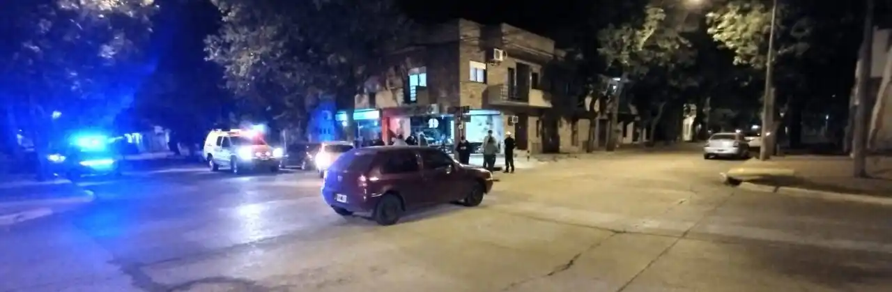 Mujer es llevada al hospital tras accidente entre auto y bicicleta en las calles venadenses  