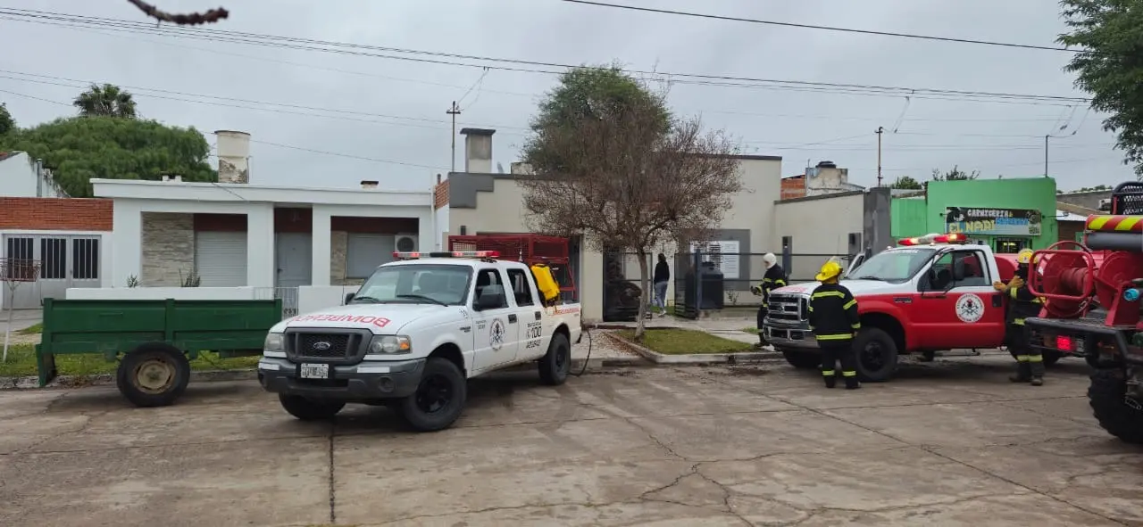 Por un hogar a leña, se desató un incendio en una casa: intervinieron los Bomberos