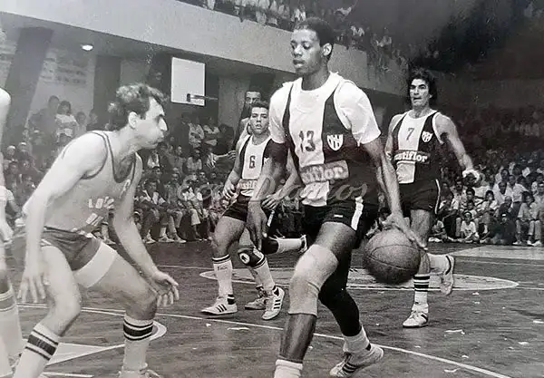 Neal Robinson. En una de las grandes noches del basquet