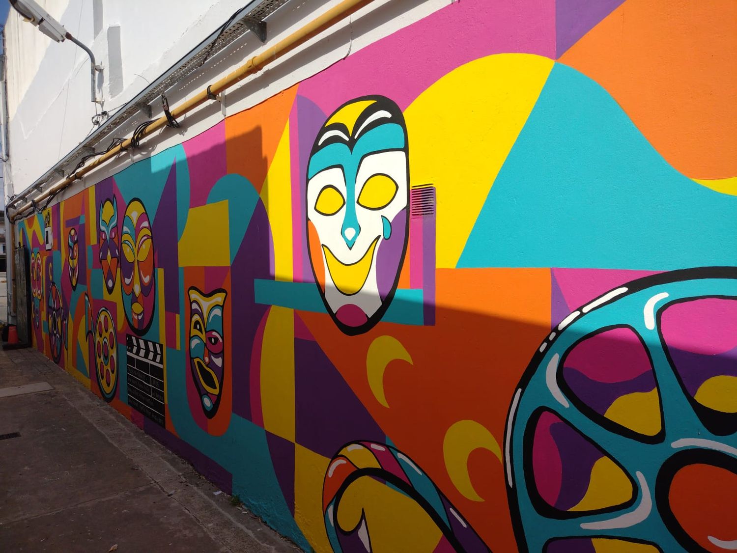 El espacio fue intervenido con un mural a cargo del Taller de murales.