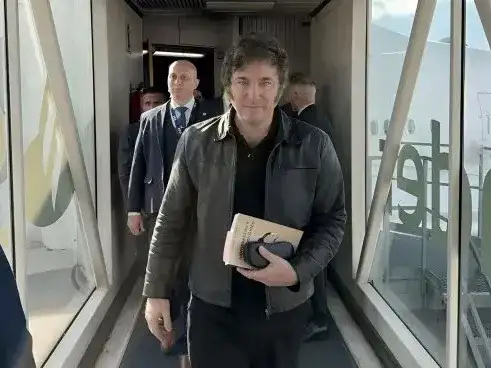 Milei ya se encuentra en Bolivia para la asunción de Rodrigo Paz Pereira