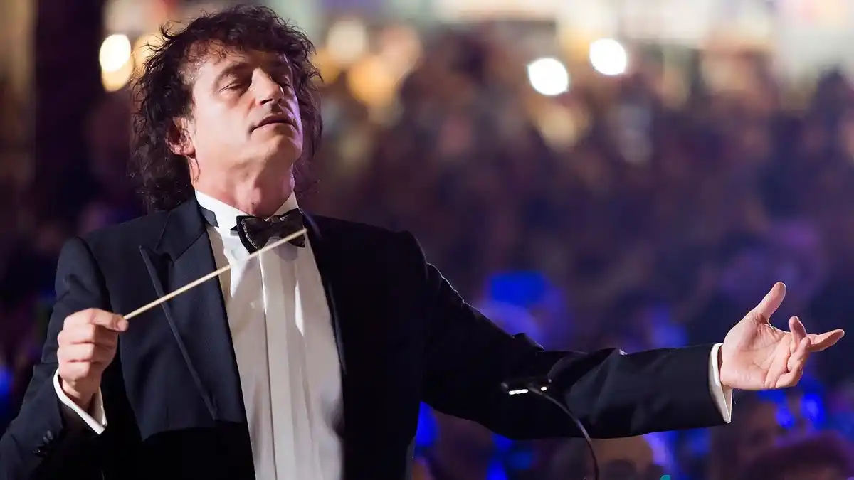 Ángel Mahler dirigiendo la orquesta