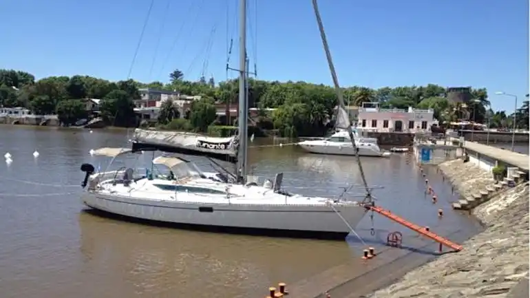 Naufragio en Brasil: Avión divisó objetos que podrían ser del velero perdido