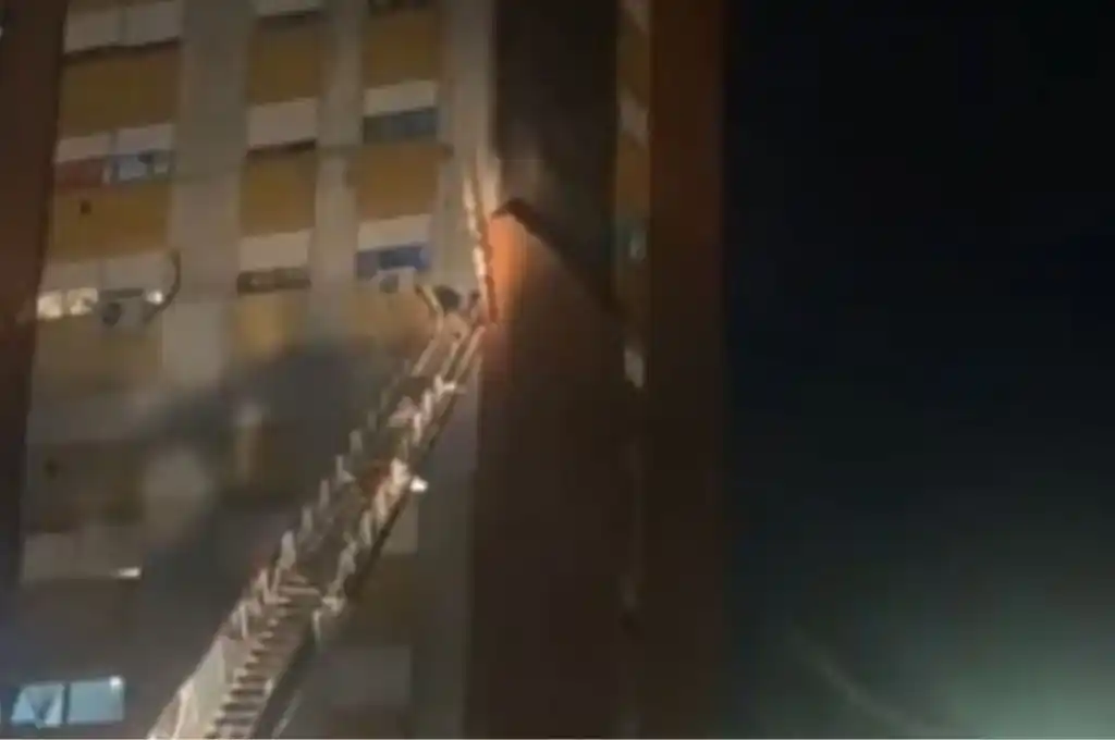 Cayó mampostería de un edificio