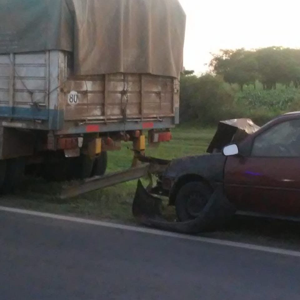 Accidente en Ruta 23: una conductora se descompensó y chocó contra un camión