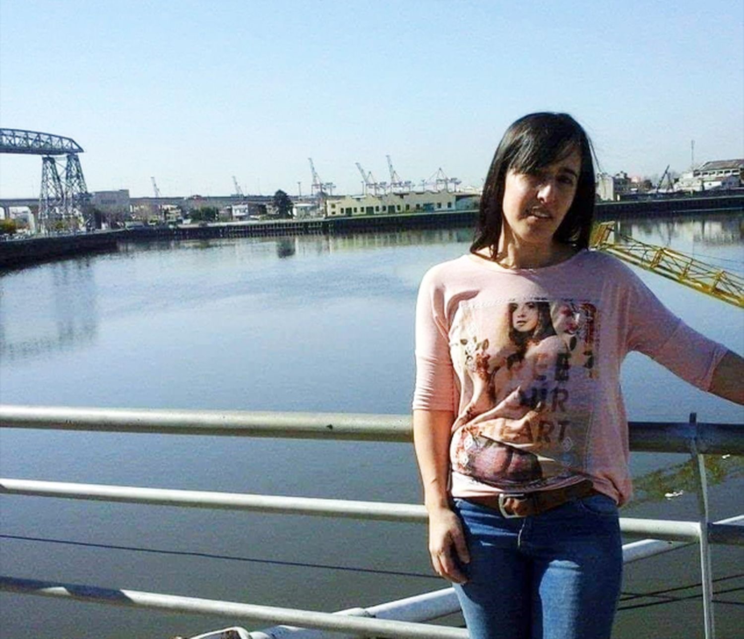 La pose. En el Riachuelo de Buenos Aires, durante una visita realizada