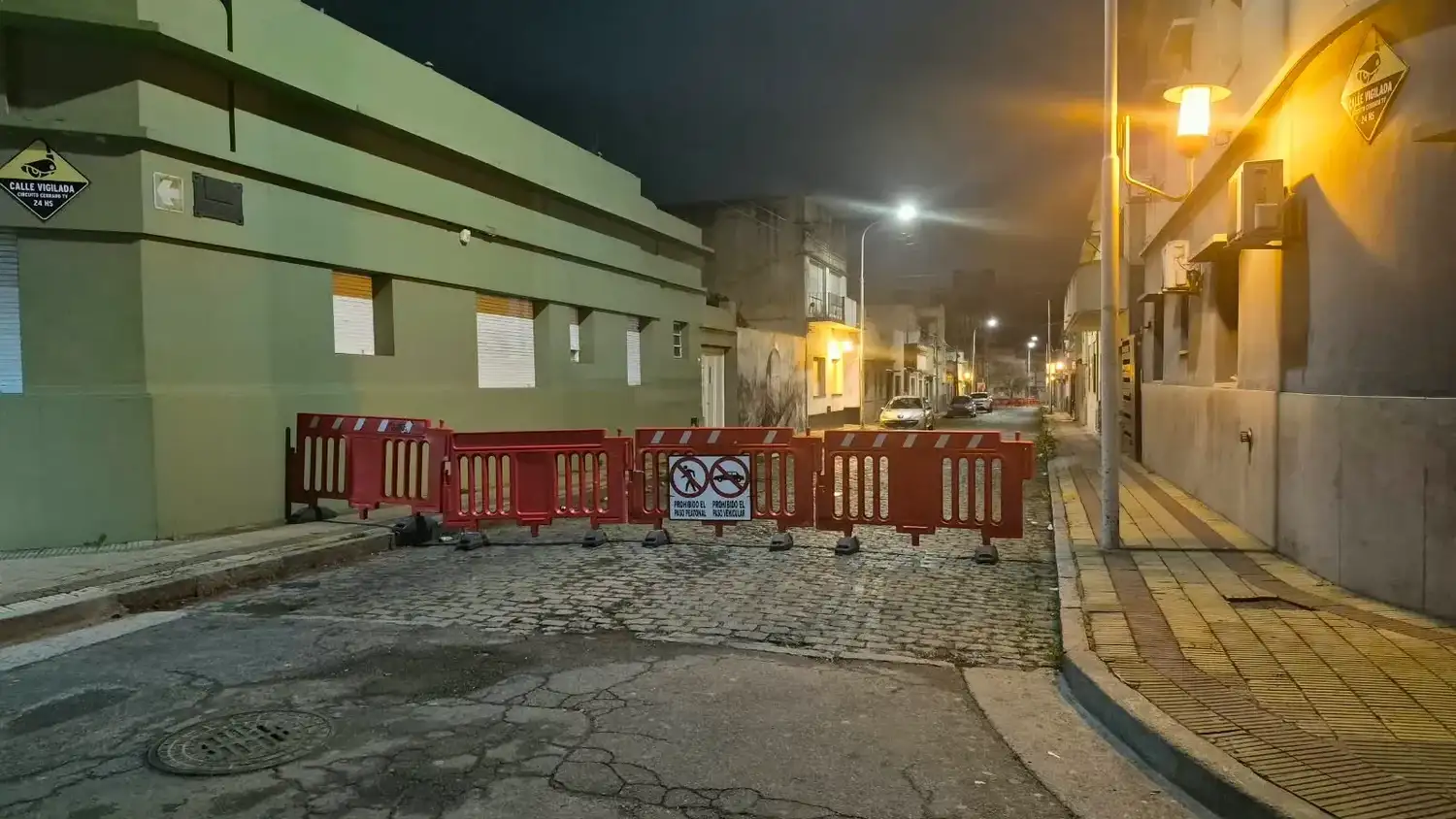 Las vallas se colocan los jueves por la noche y se mantienen hasta las 7 del día siguiente en la esquina con avenida España.