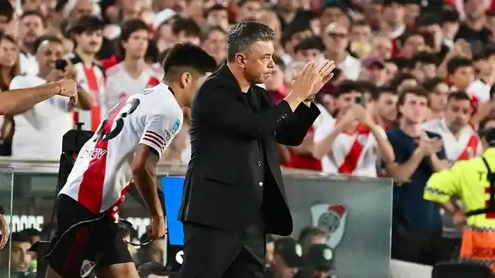 Marcelo Gallardo se despide de la hinchada de River en la previa del partido ante Banfield.
Agencia Noticias Argentinas/Juan Foglia.