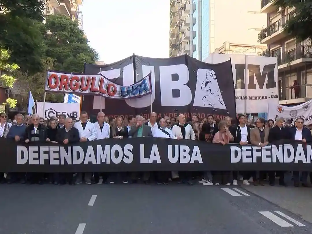 Miles de estudiantes y docentes se concentran en Plaza de Mayo para protestar contra el ajuste a las universidades