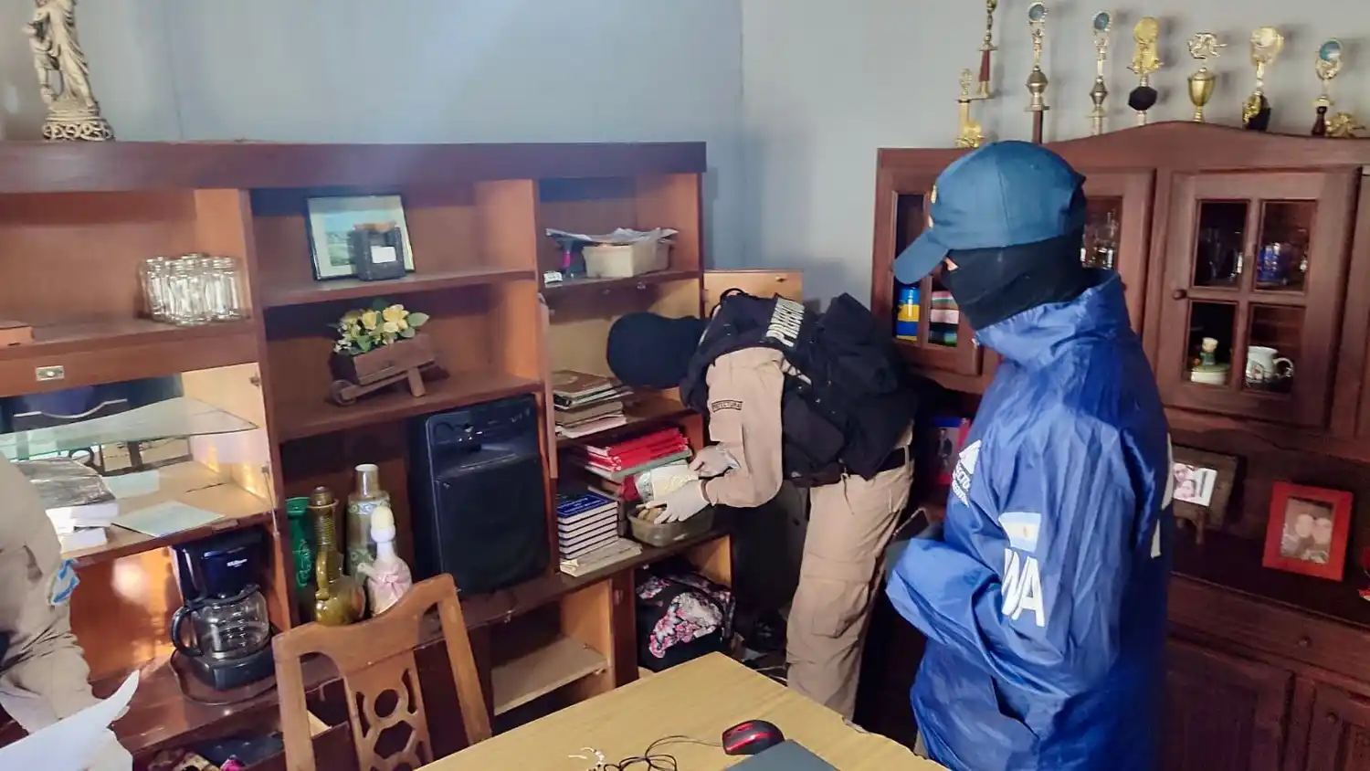 En los operativos se logró la detención de tres hombres argentinos, todos mayores de edad.