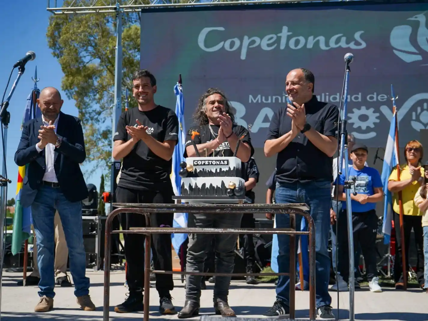 El feliz cumpleaños. Con la torta, el intendente Pablo Garate, el delegado Sergio Baldini e integrantes de la comunidad