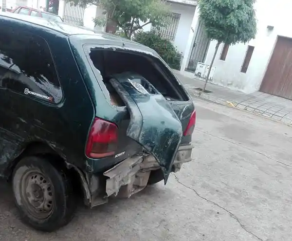 Conductor le chocó el auto a una joven pareja y se escapó