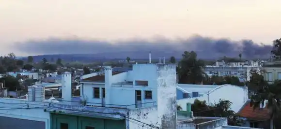 Largas columnas de humo en la zona sur,  en el atardecer concordiense