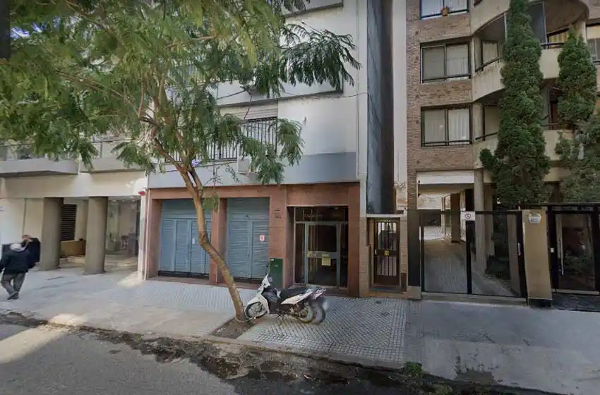 En pleno centro: un joven estaba durmiendo en su departamento y fue sorprendido por dos ladrones