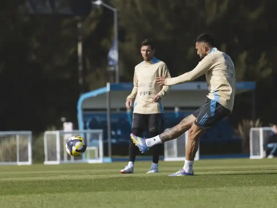 Messi en la práctica junto a Paredes.Foto:AFA