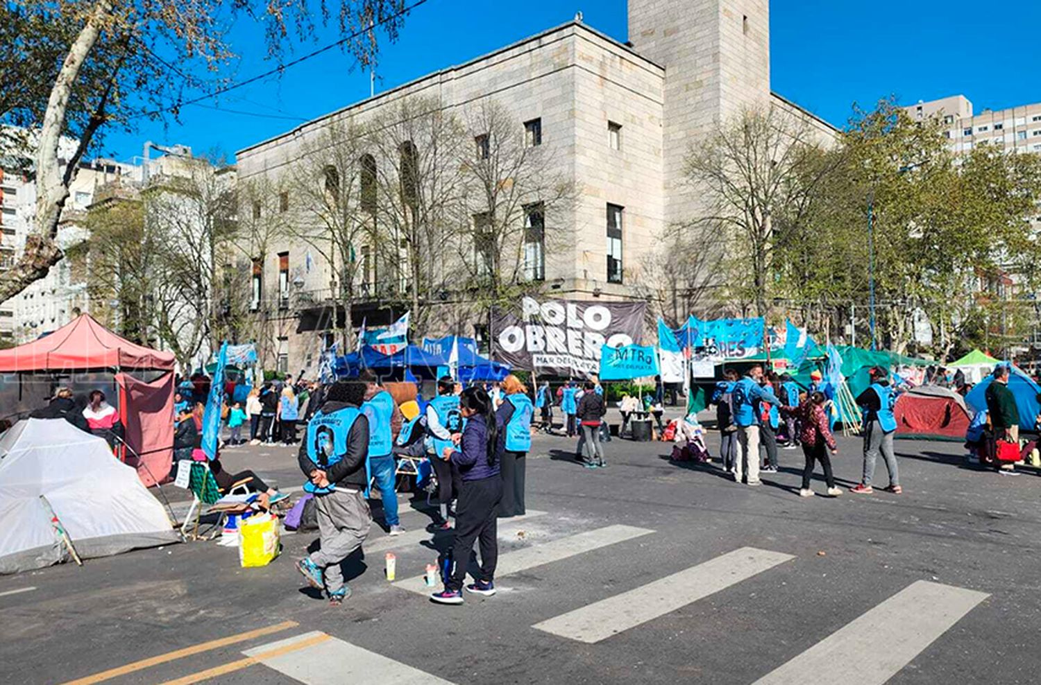 Multitud de piqueteros rodean el Municipio: "Con la asistencia no se llega a comprar un kilo de carne picada"