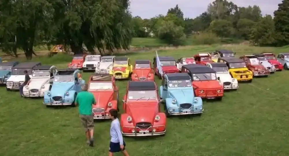 Amantes del 3CV, 2CV, la furgoneta, Mehari y Ami 8 de toda la provincia estarán en el camping municipal