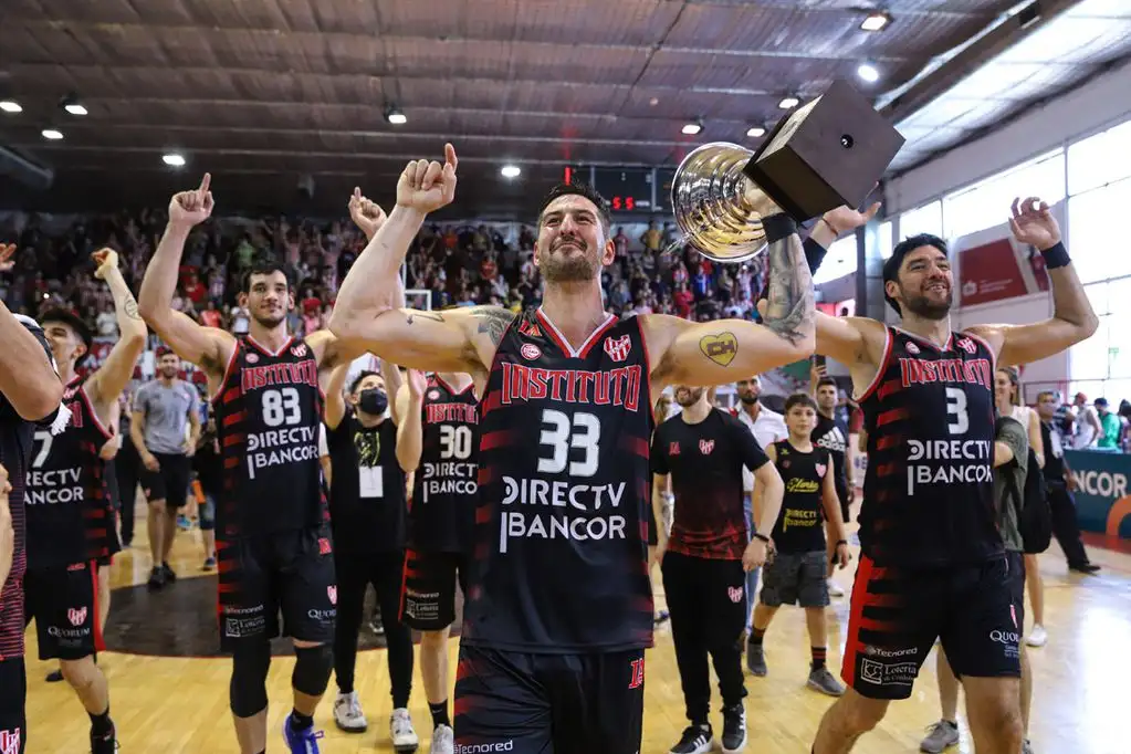 Nicolás Romano, capitán de Instituto, con el trofeo.