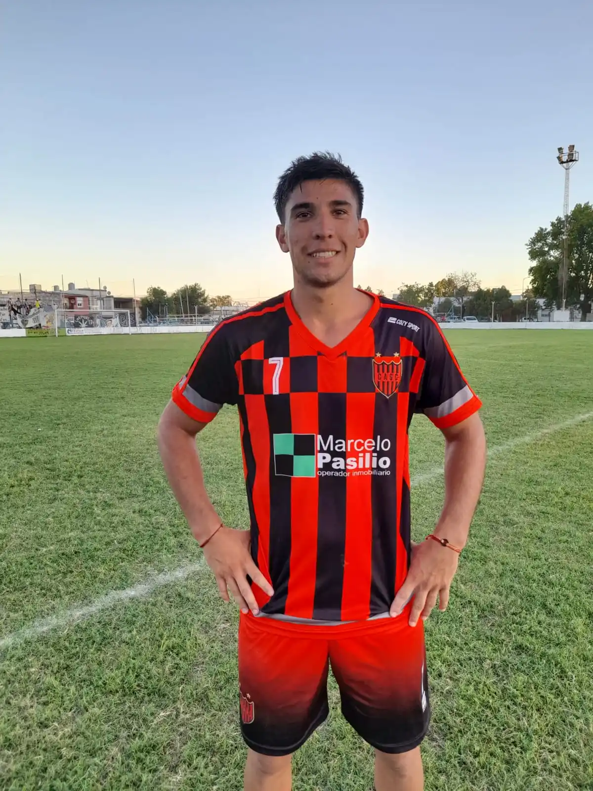 En la gráfica vemos al verdugo de Sociedad Sportiva. Le hizo dos goles al "millo", el segundo con una gran jugada.