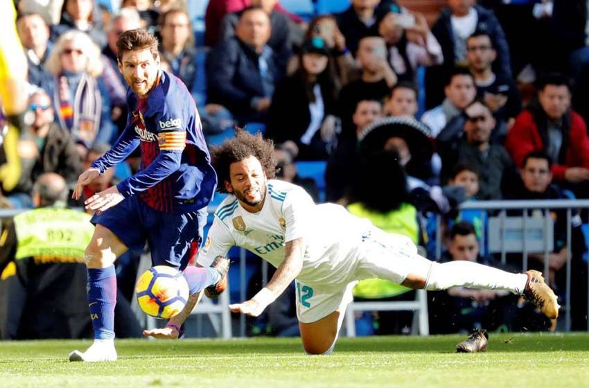 Messi perdió el botín y ¡asistió descalzo!