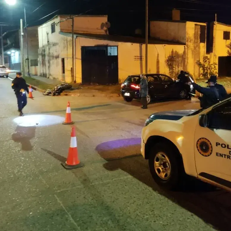 Un hombre resultó herido tras el choque entre una moto y un automóvil