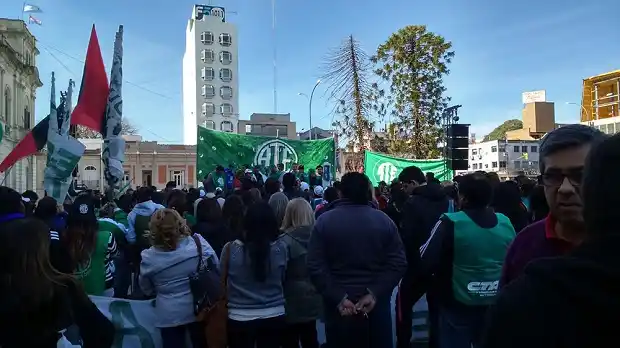 El gobierno ofreció un aumento a estatales del 3% en octubre