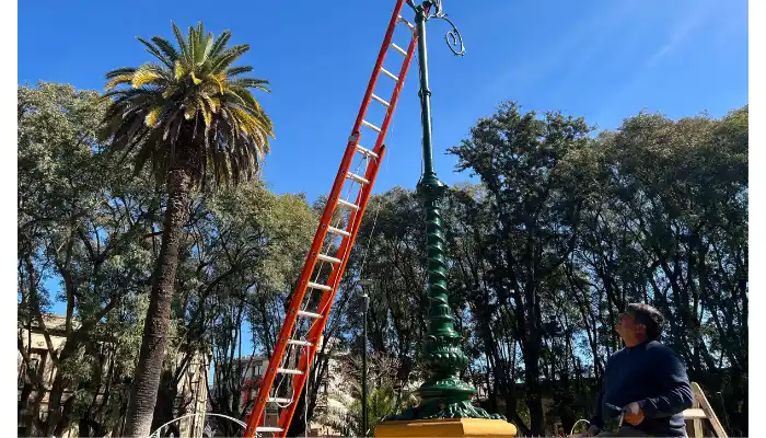 Pintaron la farola de la plaza Constitución