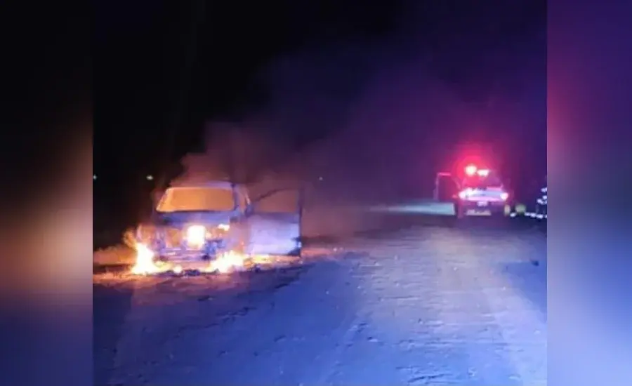 Una camioneta se prendió fuego y quedó destruida en la ruta 225S.