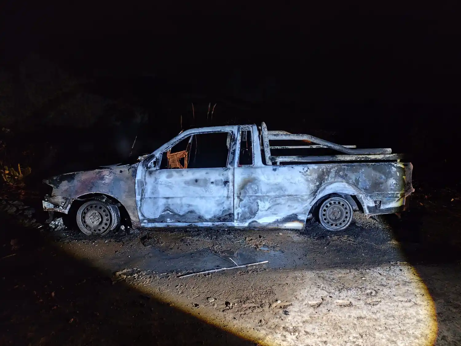 Robaron una camioneta del frente de su casa y la incendiaron intencionalmente