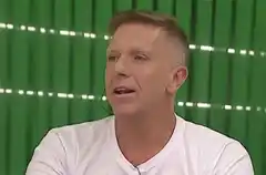 Alejandro Fantino y momento de cruzar el Río Paraná a nado