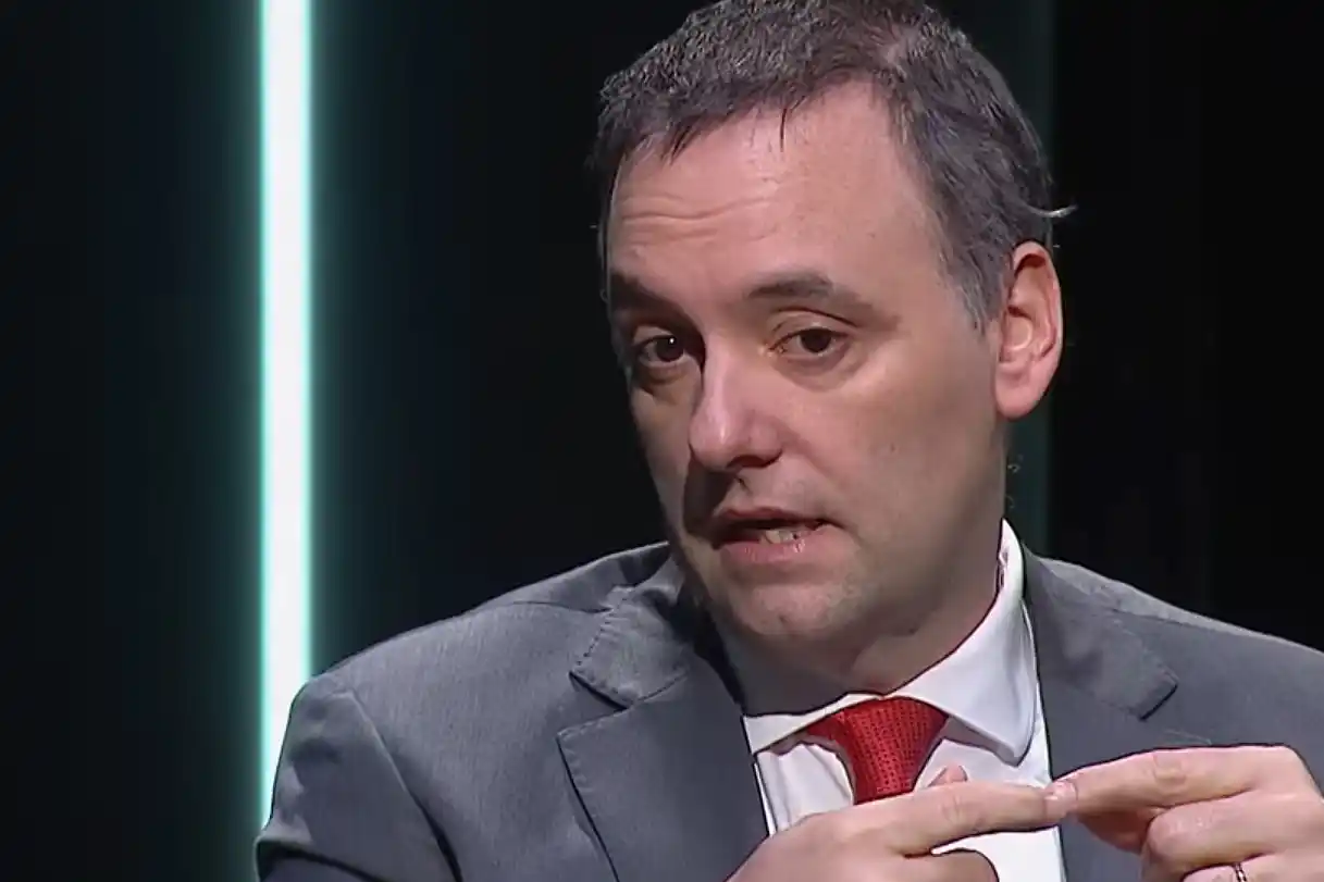 Adorni en su peor momento. Ya le piden la renuncia los propios libertarios.