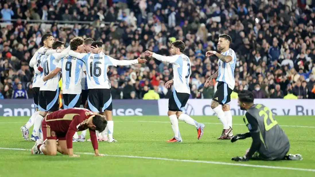En el último partido oficial de Messi en la Argentina, la Selección goleó a Venezuela