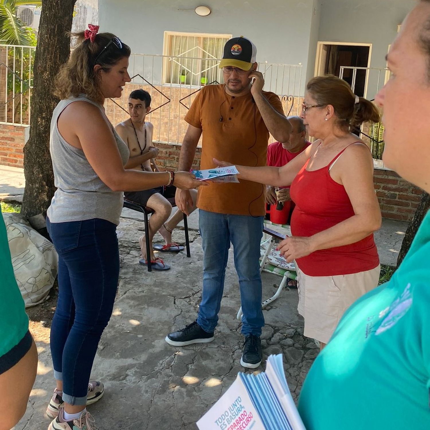 Desde el Municipio empezaron a recorrer los barrios informando sobre la separación de residuos