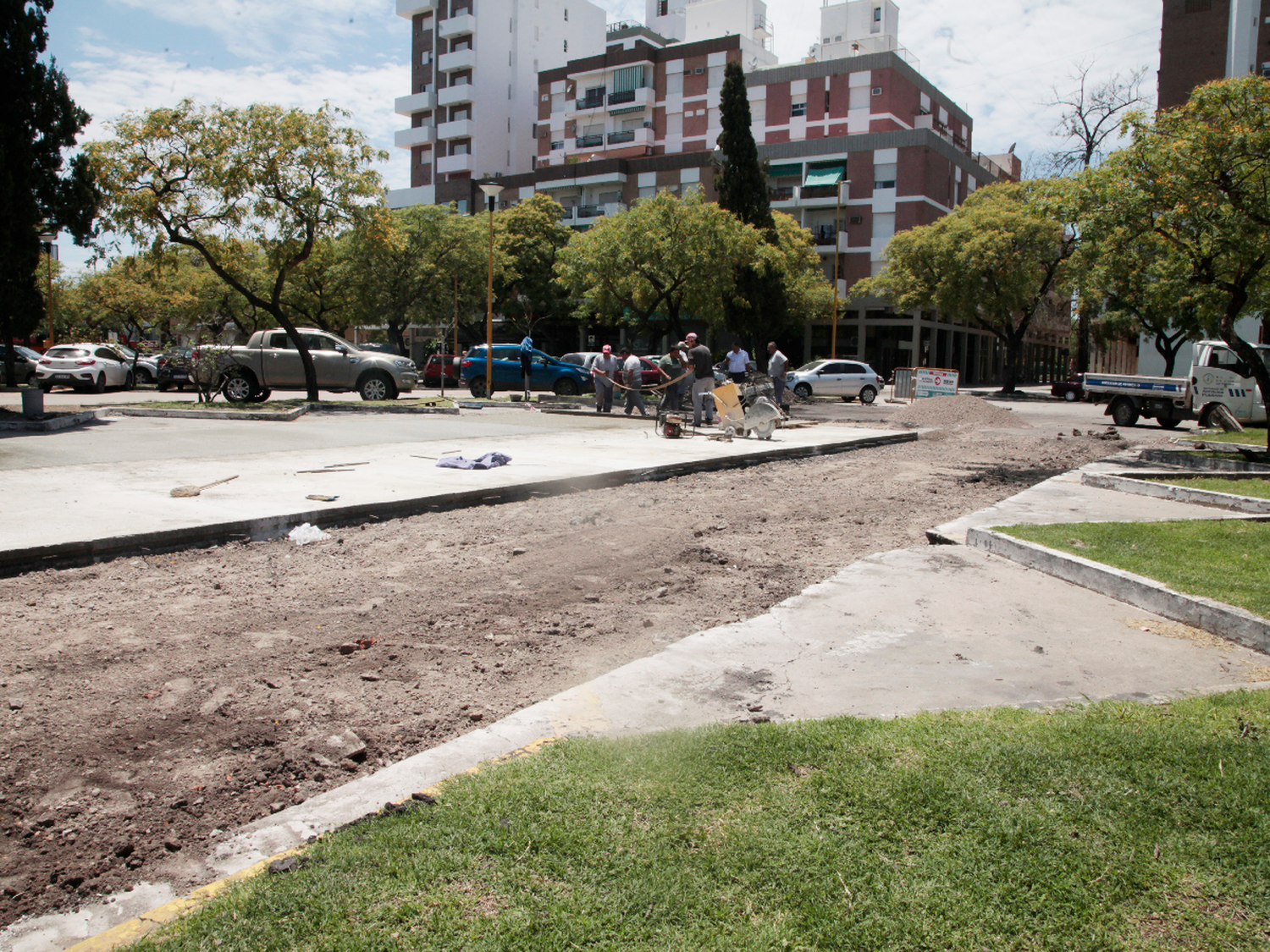 Reparan pavimento en playa de estacionamiento céntrica