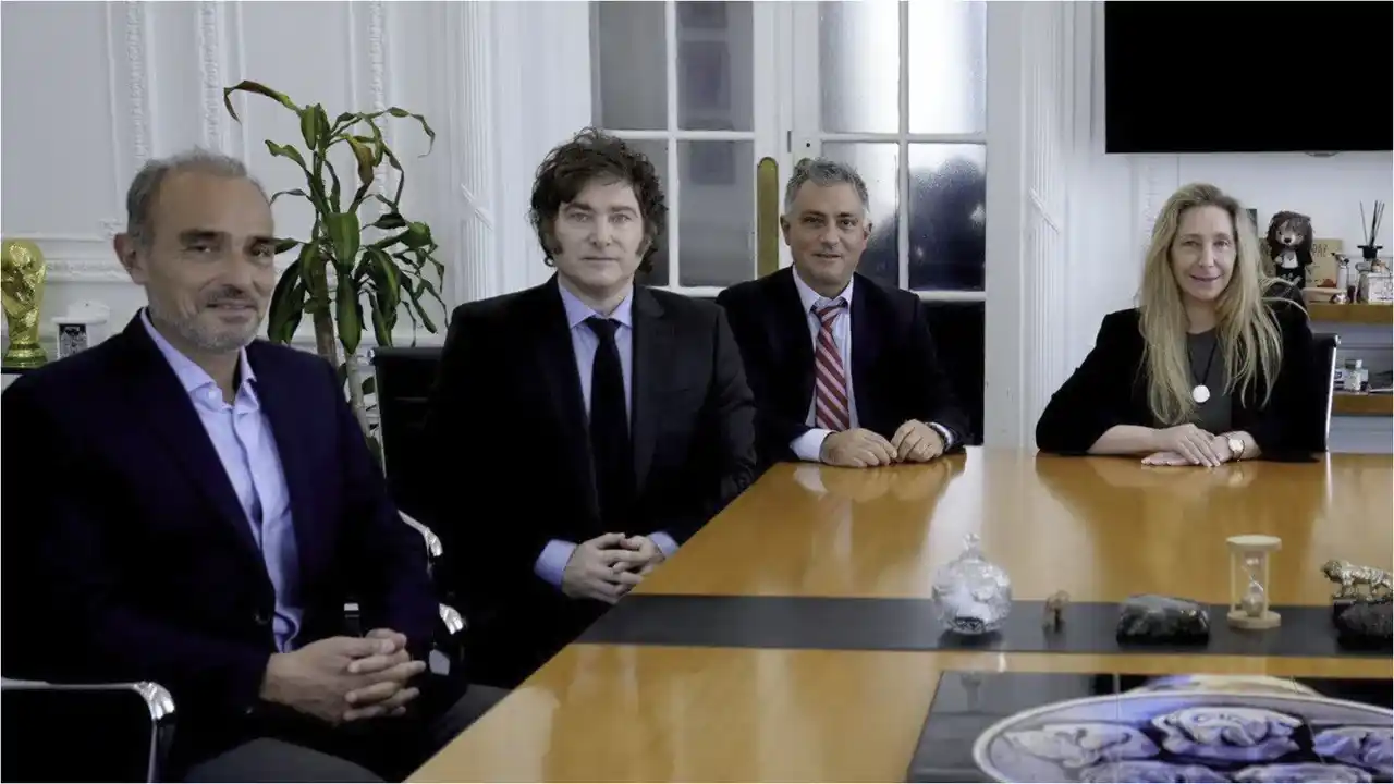 Lule Menem, Javier Milei, Sebastián Pareja y Karina Milei.