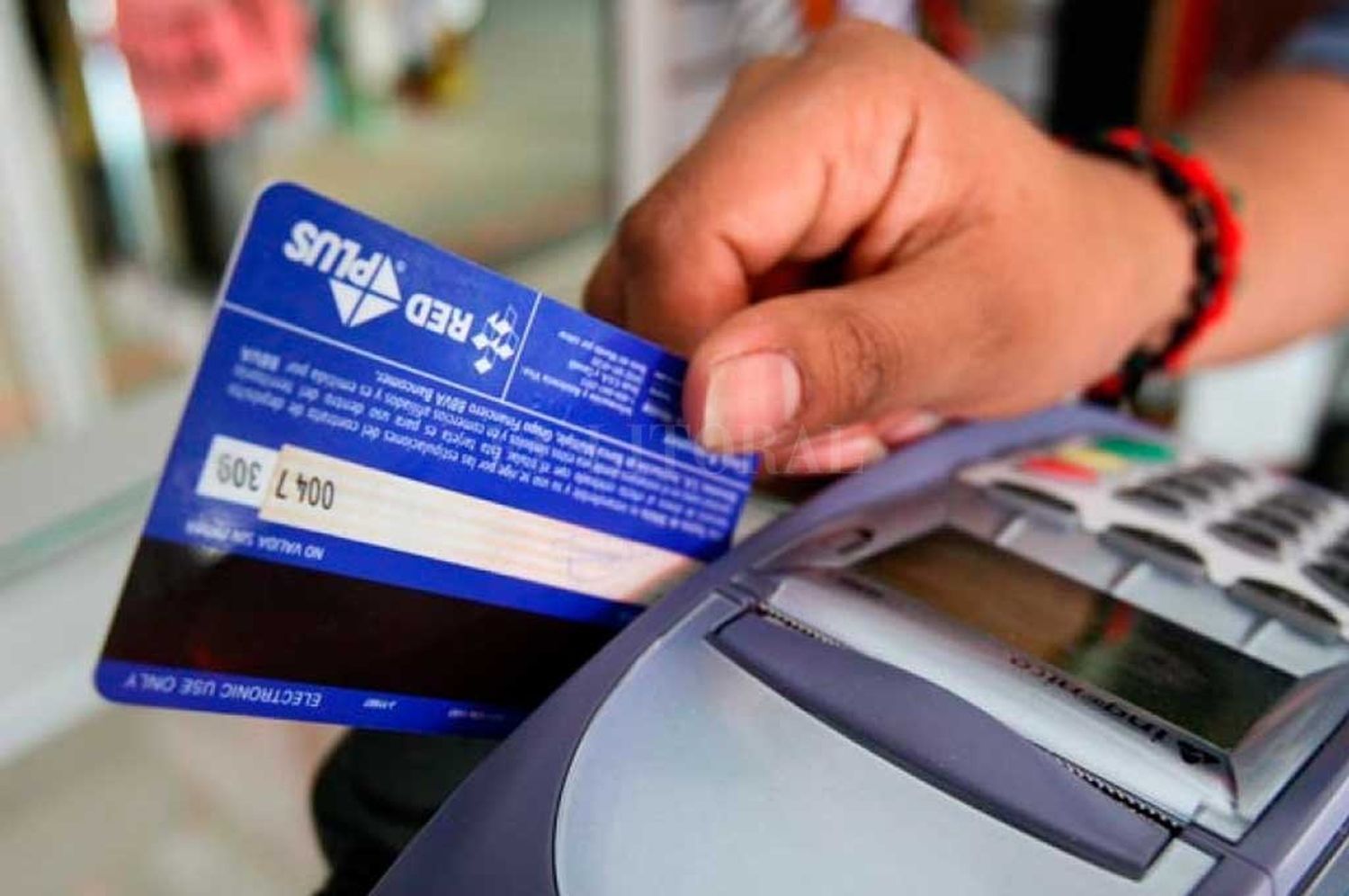 Intensas gestiones del Gobierno para destrabar conflicto entre estacioneros y tarjetas de crédito