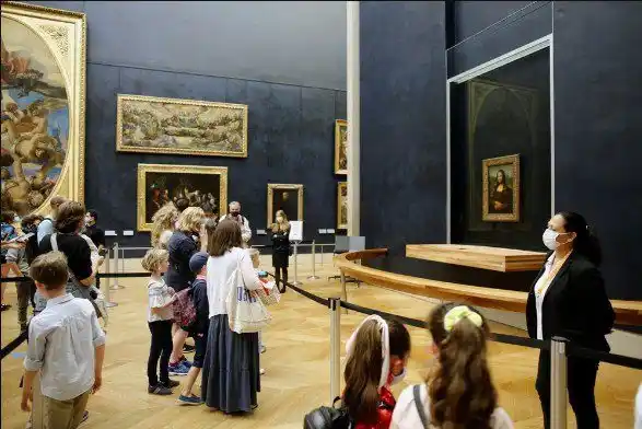 Visitantes vuelven a pasear por el Louvre